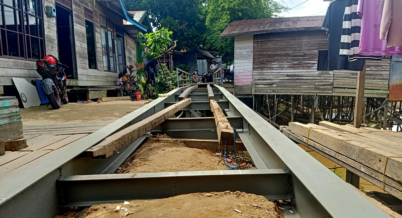 Setelah sebulan lebih ambruk, Dinas PUPR Barito Utara mulai memperbaiki jembatan di RT 6 Jalan Keladan Kelurahan Lanjas, Muara Teweh, Minggu 16 Juni 2024.(tegaklurus.net/dor abrams)