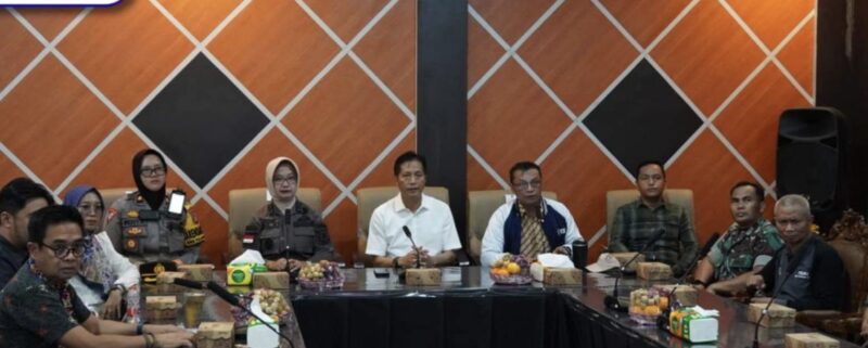 Pj Bupati Barito Utara Muhlis bersama para pejabat teras  memonitor  pelaksankaan pemilu 2024  di sembilan kecamatan melalui video converence (vidcon), Rabu 14 Februari 2024.(Tegaklurus.net/dor abram) 
