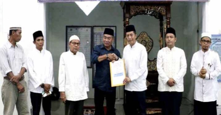 Pj Bupati Barito Utara, Muhlis menyerahkan bantuan dana hibah untuk pembangunan rumah ibadah kepada Camat Lahei Anwar Sadat, Sabtu (30/3/2024).(Tegaklurus.net/dor abram)