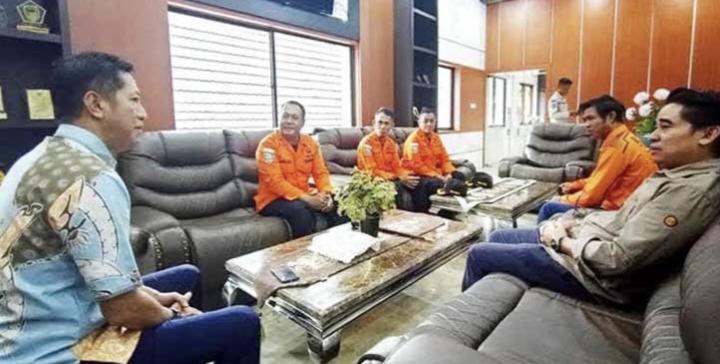 Pj Bupati Barito Utara Muhlis (kiri) didampingi Kepala Pelaksana BPBD Barito Utara Simamoraturahman (kanan) dan Kabid Logistik dan Kedaruratan Rizali Hadi menerima kunjungan Kepala Basarnas Palangka Raya Anak Agung Ketut Alit Supartana di Muara Teweh, Jumat 22 Maret 2024. (Tegaklurus.net/dor abram) 