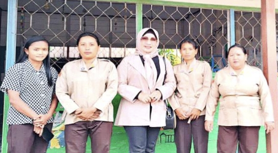 Anggota DPRD Barito Utara Nety Herawati melakukan reses ke SD di Desa Karamuan, Kecamatan Lahei Barat.(tegaklurus.net/dor abrams)
