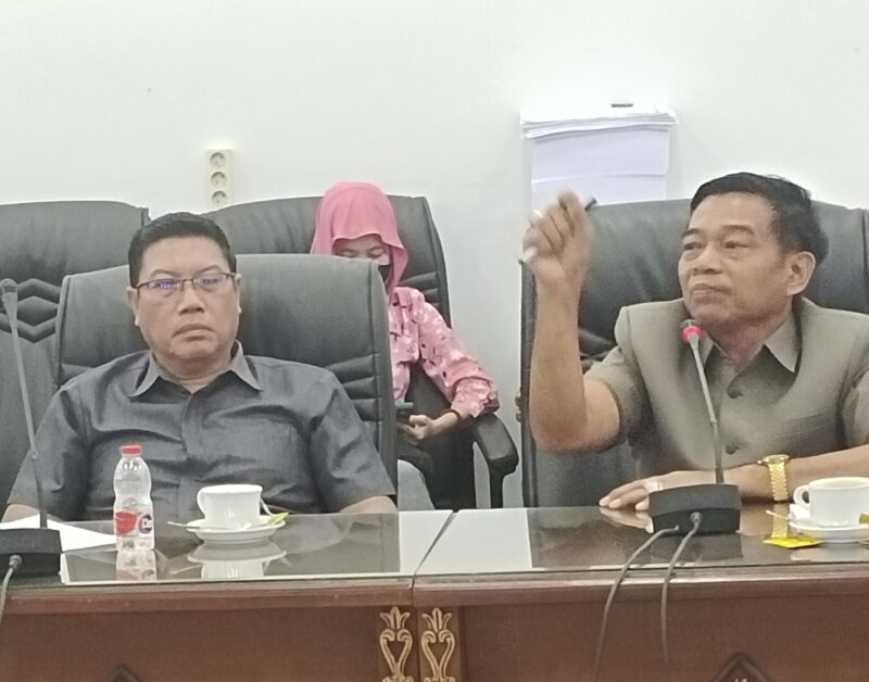 Anggota DPRD Barito Utara, Tajeri, menyampaikan pendapat saat RDP berkaitan dengan pangkalan elpiji tiga Kg, Kamis 16 Mei 2024.(tegaklurus.net/hersan)