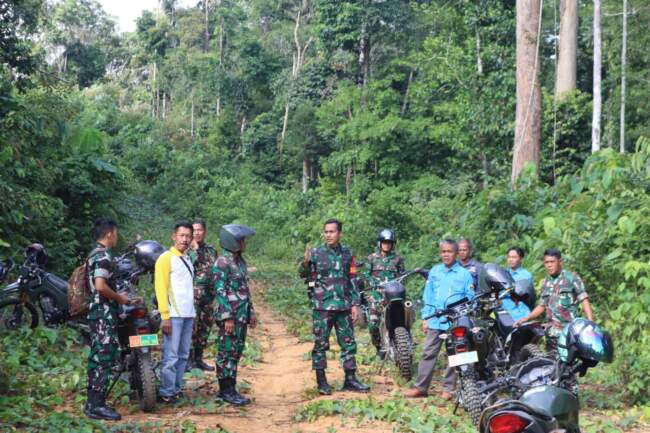 Dandim 1013/MTW, Letkol Inf Agussalim Tuo memonitor lokasi renovasi Rumah Tidak Layak Huni (RTLH) dalam program TMMD ke-119, Sabtu 17 Februari 2024.(Tegaklurus.net/dor abrams)