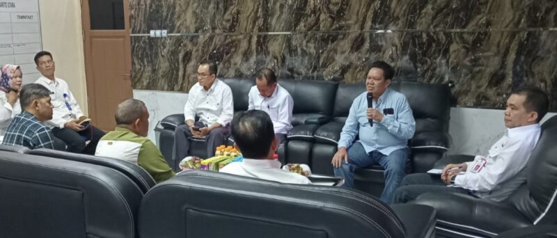Kadisdik Barito Utara, Syahmiludin A Surapati, berdialog soal pendidikan dengan Tim Sahabat Gogo Purman Jaya, Rabu 26 Juni 2024 pekan lalu.(dok tegaklurus.net) 