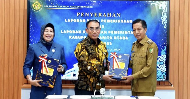 Pj Bupati Barito Utara, Muhlis, bersama Ketua DPRD, Mery Rukaini, menerima LHP LKPD tahun anggaran 2023 dari Kepala BPK RI Perwakilan Kalteng M Ali Ansyar di Palangka Raya, Selasa (2/7/2024).(tegaklurus.net/Diskominfosandi Barito Utara)