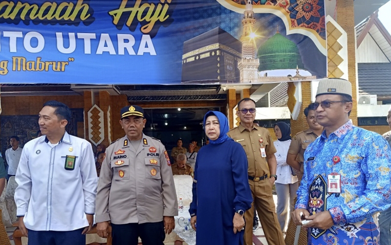 Ketua Kabupaten DPRD Barito Utara, Mery Rukaini, didampingi Pj Sekda Jufriansyah menghadiri pelepasan jamaah haji Barito Utara di Muara Teweh, Senin 13 Mei 2025.(tegaklurus.net/hersan) 