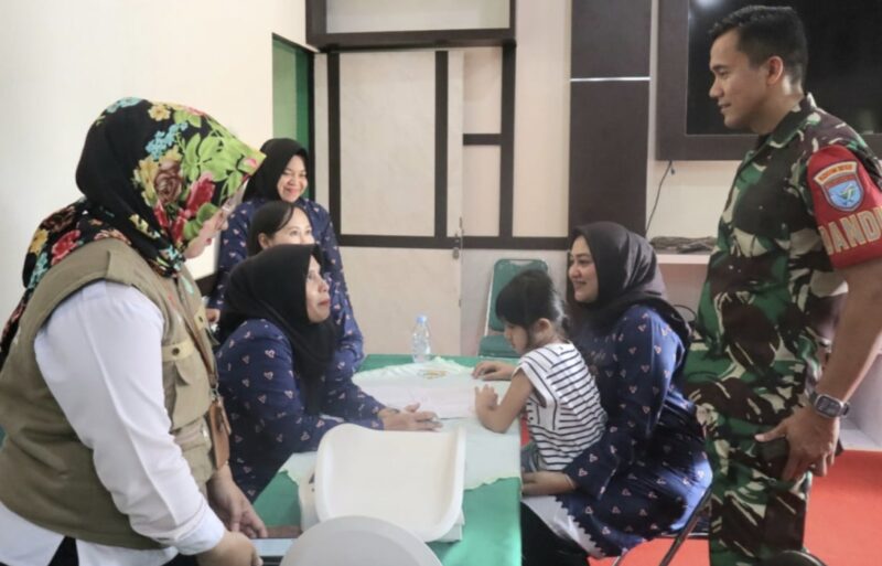 Dandim 1013/MTW Letkol (Inf) Agussalim Tuo bersama Ketua Persit KCK Cabang XXXIX Dim 1013/MTW Korcab Rem 102  PD XII/Tanjungpura, Yuanita Agussalim Tuo, mengikuti  pendampingan Posyandu oleh Kodim, Rabu 10 Juli 2024.(dok tegaklurus.net) 