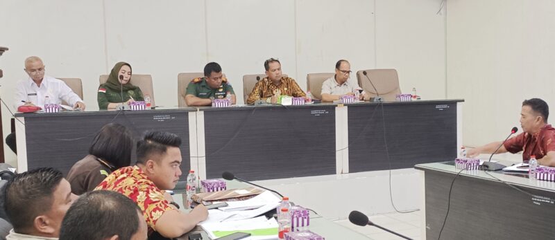Rapat dan pertemuan membahas konflik antara warga dan PT Multi Tambangjaya Utama (MUTU) di konsesi Desa Muara Mea pada 24 Juni 2024.(tegaklurus.net/mel) 