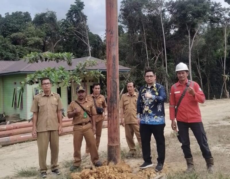 Camat Lahei Barat, Adi Suwarman, bersama staf kecamatan dan para teknisi, mengekspose pemasangan tiang listrik di Desa Karamuan, Rabu 24 Juli 2024. (tegaklurus.net/tangkapan fb adi suwarman)