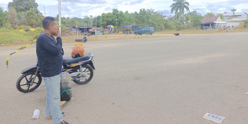Penanggung jawab parkir Wahidun Asrani menunjuk salah satu dari enam titik parkir di Batara Expo 2024.(tegaklurus.net/melki) 
