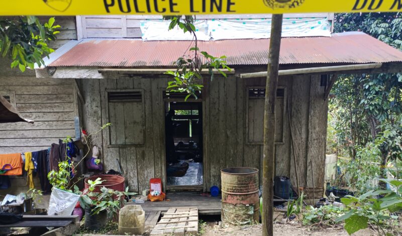 TKP pencurian dengan kekerasan (curas) yang merenggut nyawa korban Arbeni Liana alias Yana (40-an), warga Kelurahan Jingah, Kabupaten Barito Utara. 
Belakangan HP milik korban berada di tangan pria berinisial BS, sempat dijual kepada warga Desa Hajak. BS ditangkap polisi, pada Jumat (26/7/2024) di Dusun Manggala, Kelurahan Jambu.(tegaklurus.net/melki) 
