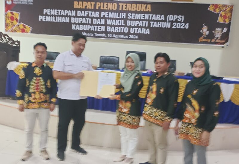 Ketua Komisi Pemilihan Umum (KPU) Kabupaten Barito Utara, Siska Dewi Lestari bersama Ketua Bawaslu, Adam Parawansa, memperluhatkan berita acara rapat pleno penetapan Daftar Pemilih Sementara atau DPS pemilihan kepala daerah (pilkada) 2024, Sabtu 10 Agustus 2024.(tegaklurus.net/dor abrams he) 
