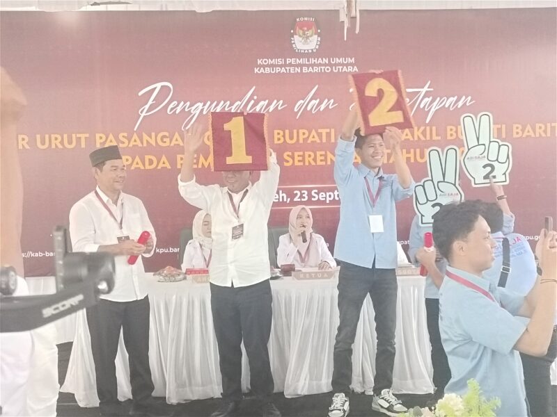 KPU Kabupaten Barito Utara, Kalimantan Tengah, menggelar rapat pleno pengundian dan penetapan normor urut pasangan calon bupati dan wakil bupati Barito Utara di Muara Teweh, Senin 23 September 2024. Pasangan Gogo Helo nomor urut 1 dan Agi Saja nomor urut 2.(tegaklurus.net/dor abram) 
