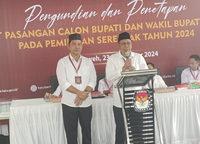 Pasangan calon bupati dan wabup Barito Utara nomor urut 1, Gogo Purman Jaya dan Hendro Nakalelo (Gogo-Helo), menyampaikan orasi singkat di KPU, Senin 23 September 2024.(tegaklurus.net/dor abram) 
