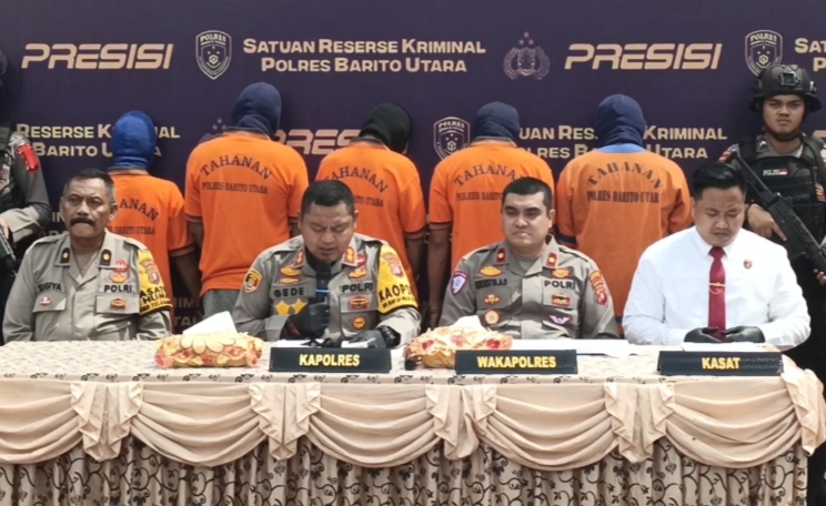 Kapolres Barito Utara, AKBP Gede Eka Yudharma, bersama para pejabat utama Polres memberikan keterangan pers, tentang komplotan curas yang dibekuk polisi, Senin 14 Oktober 2024 siang.(tegaklurus.net/dor abram)
