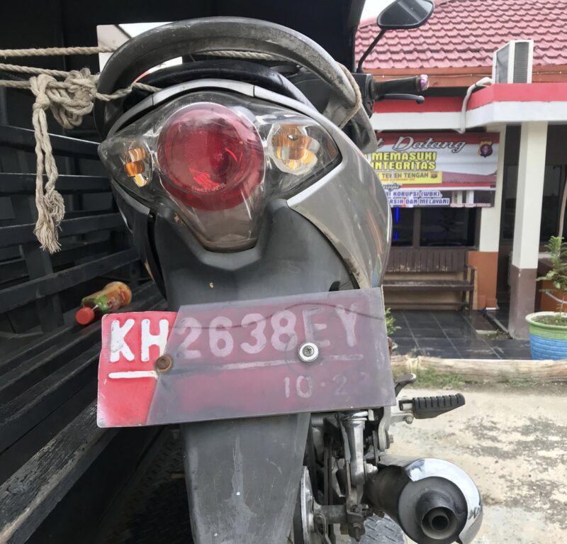 Barbuk sepeda motor dinas nomor polisi KH 2638 EY, barang inventaris Distamben Barito Utara yang dipakai RIS melancarkan aksi kriminal. (dok : tegaklurus.net) 