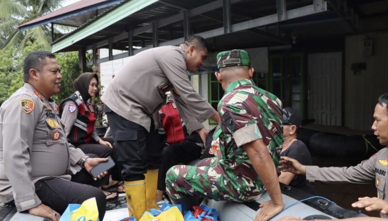 Kapolres Barito Utara, AKBP Gede Eka Yudharma, menyalurkan bantuan sembako dari Polres kepada para warga terdampak banjir di Muara Teweh, Senin 21 Oktober 2024.(dok : humas polres Barito Utara) 
