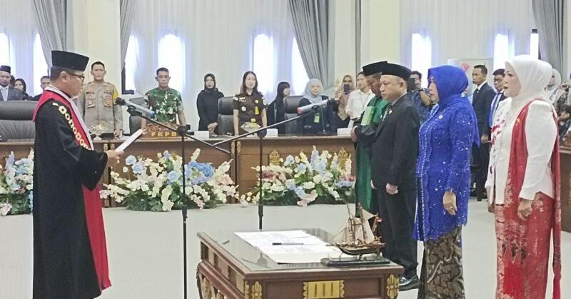 Tiga pimpinan DPRD Kabupaten Barito Utara, periode 2024-2029, Ketua Mery Rukaini, Wakil Ketua I Benny Siswanto, dan Wakil Ketua II Henny Rosgiaty Rusli mengucapkan sumpah jabatan dipimpin oleh Ketua Pengadilan Negeri Muara Teweh, Sugiannur, Selasa 29 Oktober 2024.(tegaklurus.net/dor abram)