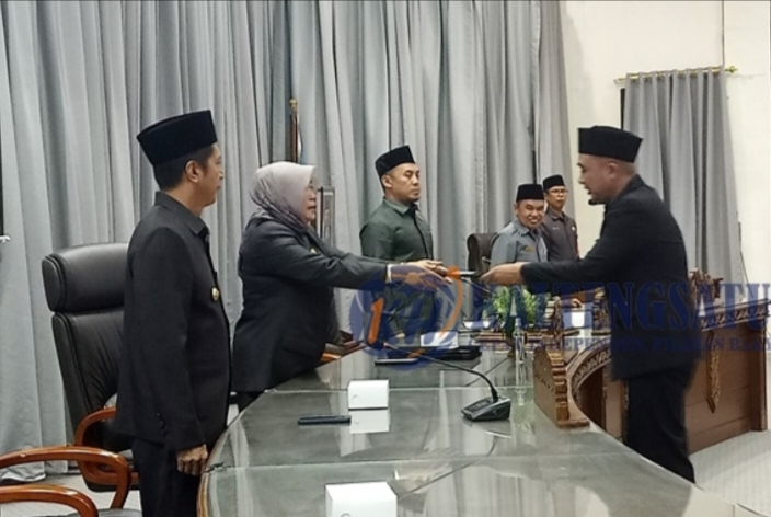 Juru bicara Fraksi Gerindra, DPRD Kabupaten Barito Utara, Mustafa Joyo Muchtar, menyerahkan kepada Ketua DPRD, pemandangan umum fraksinya terhadap Raperda tentang Pengelolaan Sampah, Senin 3 Juni 2024.(tegaklurus.net/hersan)
