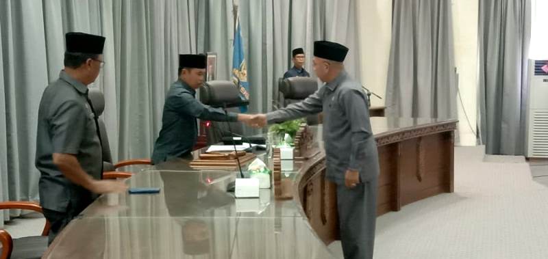 Juru bicara Fraksi Partai Persatuan Pembangunan DPRD Kabupaten Barito Utara, Abri, menyerahkan pemandangan umum fraksi dan menyatakan menyatakan siap membahas Raperda Pertanggungjawaban Pelaksanaan APBD 2023.(tegaklurus.net/hersan) 