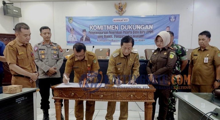 Pj Bupati Barito Utara Muhlis dan Pj Sekda Jufriansyah, menandatangani (MoU) Komitmen Penerimaan Peserta Didik Baru (PPDB) 2024, Selasa 11 Juni 2024.(dok Diskominfosandi Barito Utara)  
