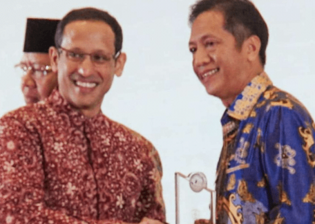 Pj Bupati Barito Utara, Muhlis, menerima piagam penghargaan dari Menteri Pendidikan, Kebudayaan Riset dan Teknologi (Mendikbudristek) Nadiem Anwar Makarim karena berhasil merevitalisasi bahasa daerah, Kamis 2 Mei 2024.(dok Pemkab Barito Utara) 
