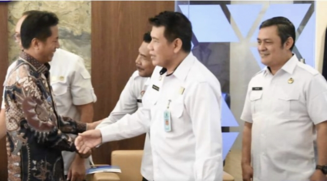 Pemkab Barito Utara melakukan konsultasi dengan tim Direktorat Sistem dan Teknologi Informasi Keimigrasian (SisTik), Ditjen Imigrasi, berkaitan dengan pembentukan Unit Kerja Kantor (UKK) Imigrasi di Muara Teweh.(tegaklurus.net/dor abram)  