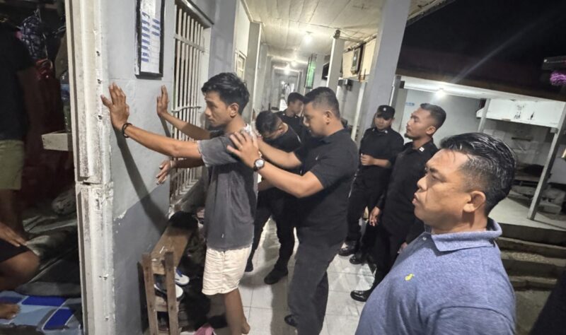 Petugas Lapas Kelas IIB Muara Teweh, Kabupaten Barito Utara, Kalimantan Tengah, merazia blok dan kamar hunian para penghuni Lapas, Senin 4 November 2024 malam.(dok Humas Lapas IIB Muara Teweh)  