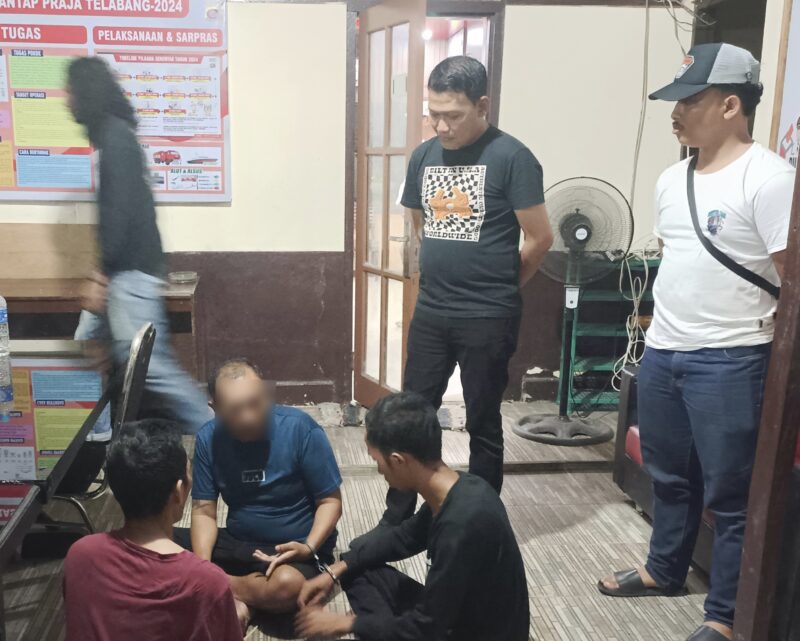 Tiga pelaku gendam, S, HR, dan B sedang dimintai keterangan oleh Kapolsek Teweh Tengah AKP Wahyu Satiyo Budiarjo, Kamis 7 November 2024 malam, setelah mereka ditangkap di Ampah dan Angkinang, Hulu Sungai Selatan.(tegaklurus.net/dor abram)