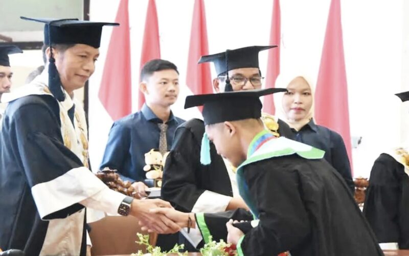 Pj Bupati Barito Utara Muhlis, menghadiri Wisuda XI Polimat, Selasa 3 September 2024.(tegaklurus.net/dot abram) 
