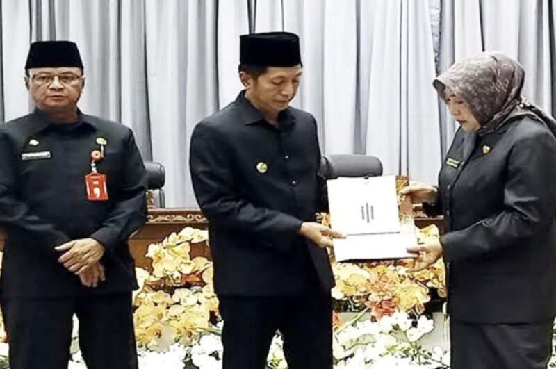 Pemkab Barito Utara menjawab pemandangan umum Fraksi-Fraksi DPRD soal Raperda Perubahan APBD.(tegaklurus.net/dor abram) 