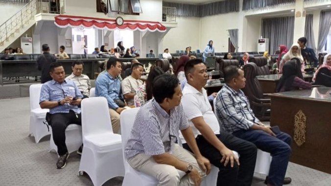 Para calon terpilih anggota  DPRD Barito Utara gladi bersih prosesi pelantikan.(tegaklurus.net/hersan) 
