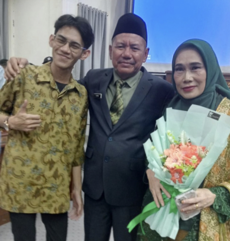 Anggota DPRD Barito Utara, Al Hadi, bersama istri dan putranya, saat pelantikan anggota dewan, Senin (19/8/2024).(dok :  tegaklurus.net)  