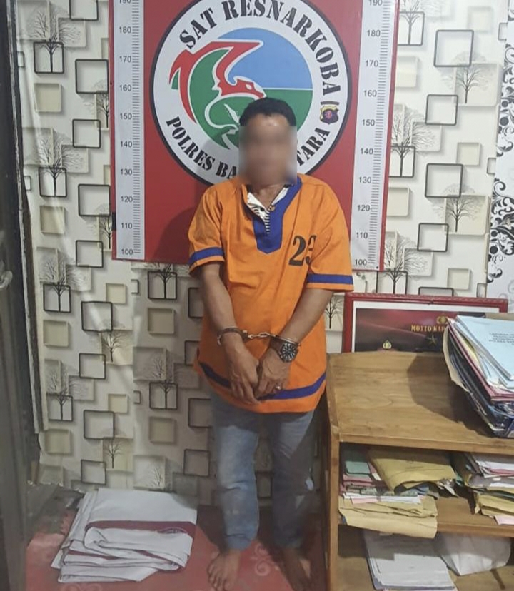 Tersangka pengedar narkoba, B (54), asal Tumpung Laung ditangkap polisi, Senin 18 November 2024.(dok : Humas Polres Barito Utara) 