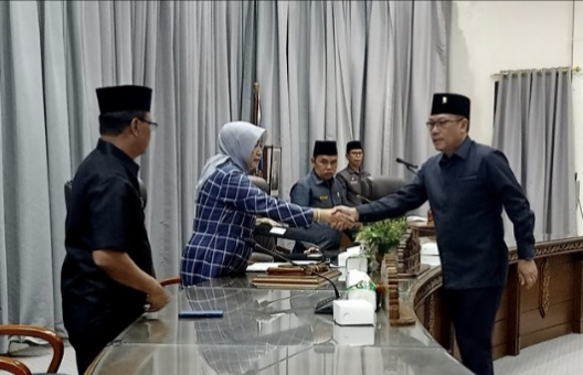 Lima fraksi pendukung DPRD Kabupaten Barito Utara, menyampaikan pemandangan umum terhadap Raperda Rencana Pembangunan Jangka Panjang Daerah (RPJPD) 2025-2045.(tegaklurus.net/hersan)