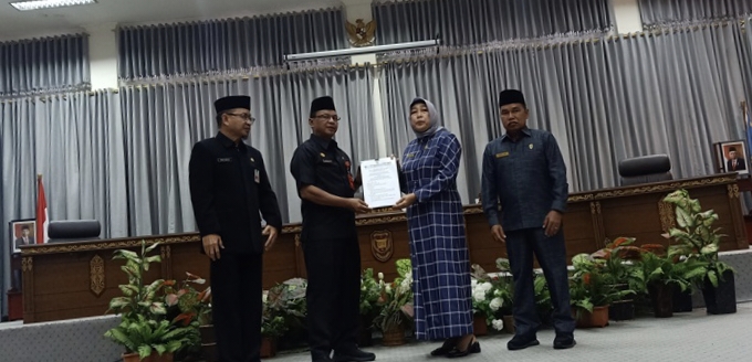 Ketua DPRD Barito Utara, Mery Rukaini, menyerahkan pemandangan umum lima fraksi kepada Pj Sekda, Jufriansyah.(tegaklurus.net/hersan)  