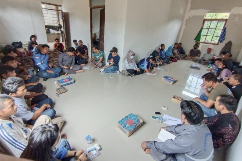 Pertemuan antara warga pemilik lahan di Desa Karendan dengan jajaran PT NPR.(dok : tegaklurus.net)