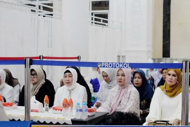 Ketua Sementara DPRD Kabupaten Barito Utara,  Mery Rukaini bersama beberapa anggota dewan menghadiri  tabligh akbar Ustadz Abdul Somad (UAS), Minggu 8 September 2024.(tegaklurus.net/hersan) 