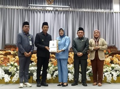 Lima fraksi pendukung DPRD Kabupaten Barito Utara, menyampaikan pendapat akhir terhadap Raperda APBD 2025 di Muara Teweh, Rabu 29 November 2024.(tegaklurus.net/hersan) 
