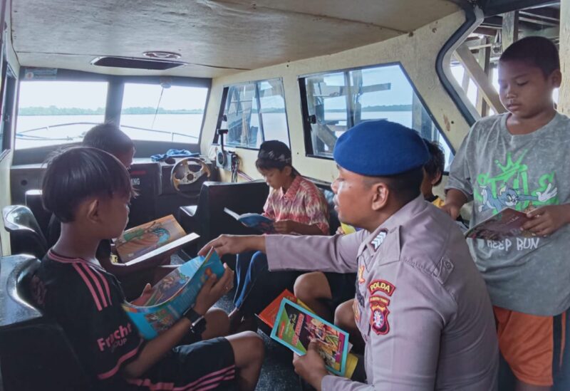 Ibarat melakukan operasi ganda, Kapal Polisi XVIII -1002, Ditpolairud Polda Kalimantan Tengah, dikomandani Bripka Nur Hartopo, berpatroli sambil menyediakan perpustakaan terapung bagi warga di pesisir Daerah Aliran Sungai (DAS) Katingan, Jumat, 17 Januari 2025.(dok Dit Polairud Polda Kalteng/Fjr)