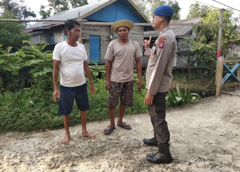 Para personel Mako Palangkau Lama Ditpolairud Polda Kalteng, memakai pola humanis saat menyambangi dan menyampaikan pesan keamanan dan ketertiban masyarakat (kamtibmas) kepada warga desa binaan, Minggu, 19 Januari 2025.(dok :  Ditpolairud Polda Kalteng) 