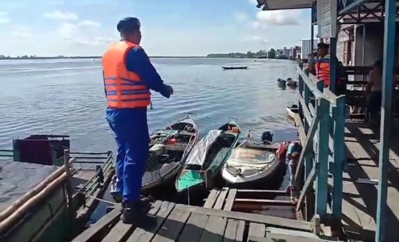 Personel Mako Perwakilan Daerah Aliran Sungai (DAS) Kahayan Bahaur,
Ditpolairud Polda Kalteng menggelar patroli dialogis, demi memberikan rasa aman kepada masyarakat pesisir di Desa Bahaur, Kecamatan Kahayan Kuala, Kabupaten Pulang Pisau, Rabu, 22 Januari 2025.(dok : Ditpolairud Polda Kalteng)