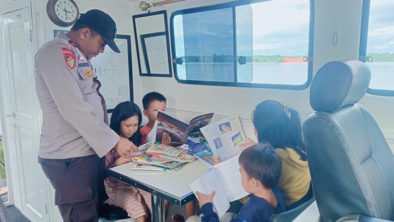 Kapal KP XVIII-2006 Ditpolairud Polda Kalteng disulap menjadi perpustakaan terapung merupakan dukungan untuk pengembangan pendidikan, terkhusus kepada anak-anak yang berada di Bantaran Sungai Mentaya, Kabupaten Kotawaringin Timur, Jumat, 24 Januari 2025.(dok : Ditpolairud Polda Kalteng)