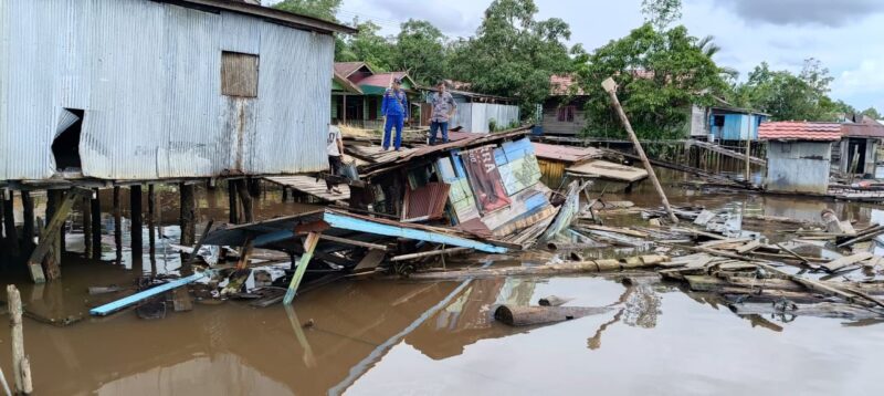 Kapal Polisi XVIII-2005 Ditpolairud Polda Kalteng, turun mengecek lokasi tongkang menabrak lanting warga di DAS Mentaya, Kabupaten Kotim, Selasa, 28 Januari 2025.(dok : Ditpolairud Polda Kalteng) 