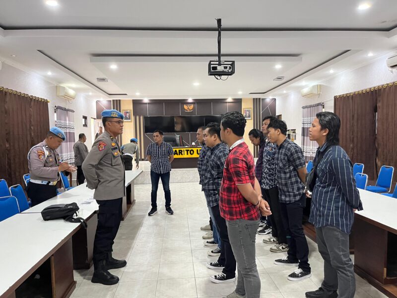 13 personel Satresnarkoba Polres Barito Utara saat mengikuti tes urine di Muara Teweh. Kanit Provost, Ipda Istaryoko memimpin  kegiatan tersebut di aula Polres, Kamis, 30 Januari 2025 pagi.(dok : Polres Barito Utara)
