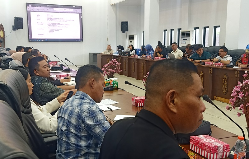 Belasan tahun kerjasama, namun hasilnya sangat kecil, batas kesabaran ratusan pengurus dan anggota Koperasi Byna Mitra Utama Desa Sikui, Kecamatan Teweh Baru, Kabupaten Barito Utara, habis. Ketua koperasi Abdullah Rani dan sekretarisnya Jokarto menyampaikan unek-unek tentang ulah PT AGU/DSN saat RDP di DPRD di Muara Teweh, Jumat 31 Januari 2025.(tegaklurus.net/melki)