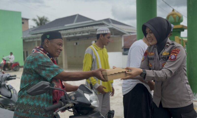 Mako Ditpolairud Polda Kalimantan Tengah, melaksanakan kegiatan sosial berbagi kepada masyarakat saat Jumat berkah di Masjid Raudhatul Jannah, Desa Belanti, Kabupaten Kotawaringin Timur, Jumat, 24 Januari 2025.(dok : Ditpolairud Polda Kalteng)