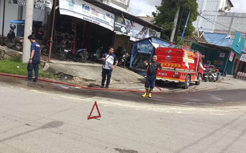 Regu Damkarmat membersihkan ceceran solar di sekitar Bundaran Patung. Tepatnya dari belokan ujung Jalan Pertiwi mengarah ke Jalan Ahmad Yani, Kelurahan Melayu, Muara Teweh, Selasa, 28 Januari 2025 siang.(tegaklurus.net/dor abram)