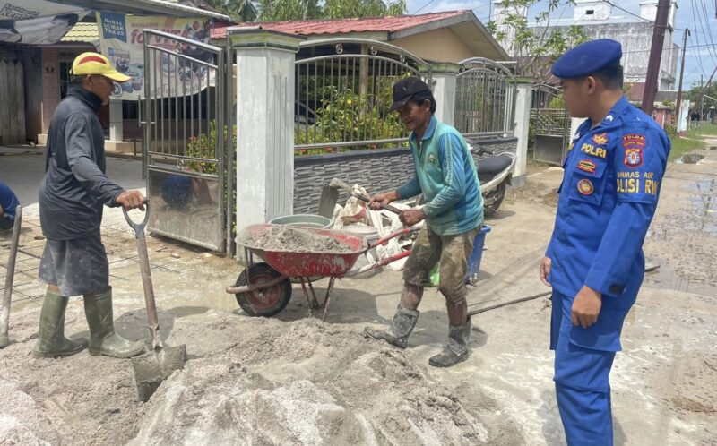 Personel Mako Perwakilan Samuda Ditpolairud Polda Kalteng, menecegah gangguan kamtibmas lewat sambang dan patroli dialogis, Kamis, 30 Januari 2025.(dok :  Ditpolairid Polda Kalteng) 