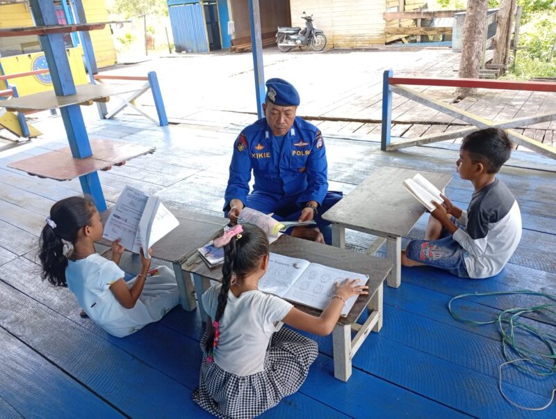 Anak-anak pesisir Desa Tanjung Putri, Kabupaten Kotawaringin Barat, mengisi liburan dengan mendatangi PBMH (Pondok Baca Melek Huruf) Ditpolairud Polda Kalteng Mako Perwakilan DAS Arut, Minggu, 2 Februari 2025 siang.(dok : Ditpolairud Polda Kalteng)